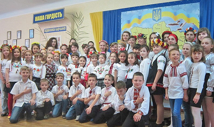 На Луганщині школярі пов’язують своє майбутнє з Україною і прагнуть отримати українську освіту. Фото надав автор