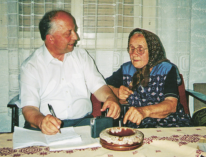 Іван Хланта записує пісні від Наталії Надьмитьо в селі Руський Керестур (Сербія, 2007 рік)