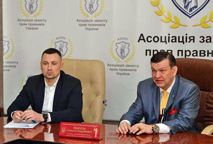 Олексій Фазекош (праворуч) і Богдан Біловар на першому засіданні Комітету з захисту прав адвокатів