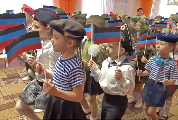 Спотворене дитинство: навіть малюків у ОРДЛО привчають протистояти Україні. Фото з сайту radiosvoboda.org