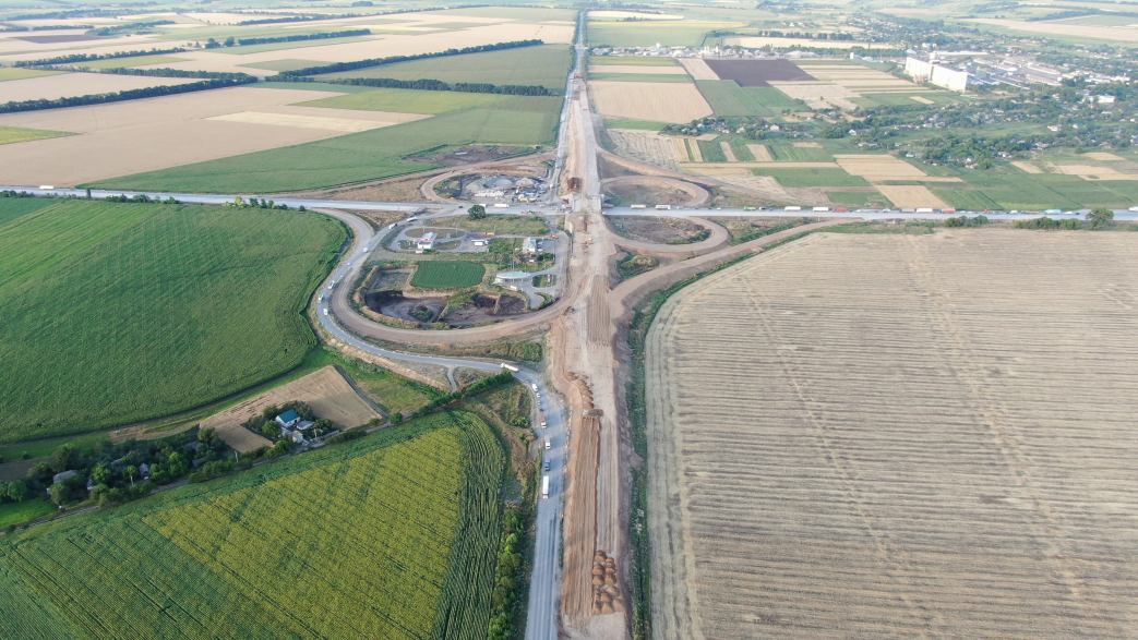 Із введенням в експлуатацію цієї автотраси з розв’язкою (на фото) відстань між Дніпром та Києвом долатимуть набагато швидше. Фото з сайту Укравтодору