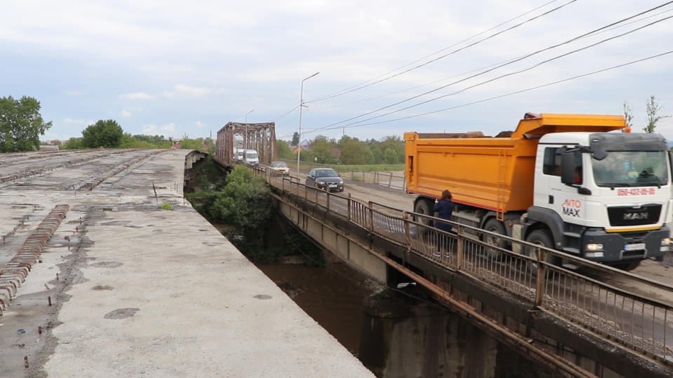 Поряд зі старим напіваварійним мостом через Тереблю повинен постати новий. Фото пресслужби Закарпатської облдержадміністрації.