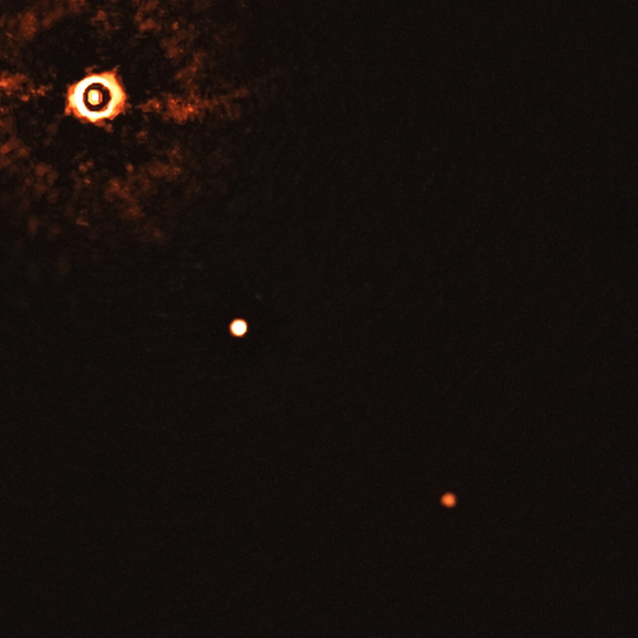 На знімку зображено TYC 8998-760-1 в компанії двох гігантських планет, TYC 8998-760-1b і TYC 8998-760-1c. Дві планети видно як дві яскраві точки в центрі (TYC 8998-760-1b) і в правому нижньому кутку (TYC 8998-760-1c) рамки. Інші яскраві точки, які є фоновими зірками, які також видно на зображенні. Зображення надано: ESO / Bohn et al.