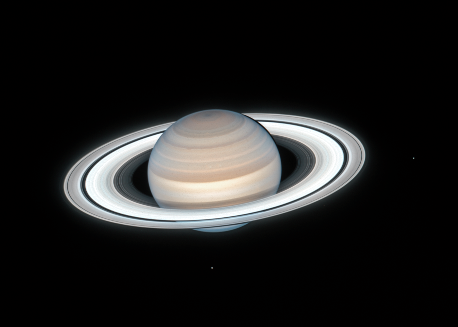 На цьому знімку чітко видно два крижані місяця Сатурна: Мімас справа і Енцелад внизу.