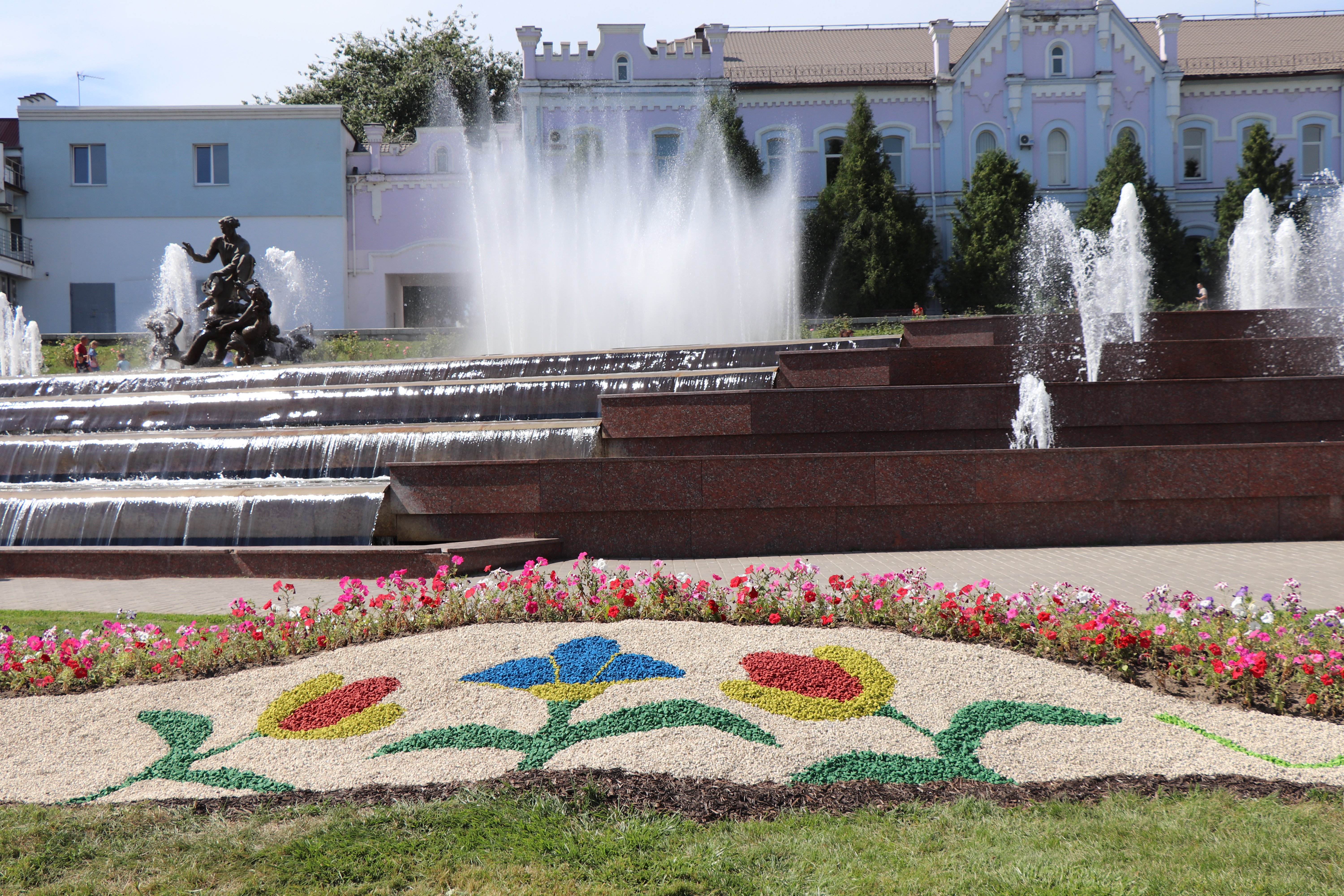 Перша об’ємна клумба в Сумах розцвіла поруч із фонтаном «Садко». Фото із сайту Сумської міської ради