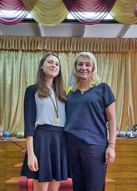 Анастасія Колодинська із Рівненської ЗОШ №12 (199 балів з математики) з учителькою Вікторією Лагодюк