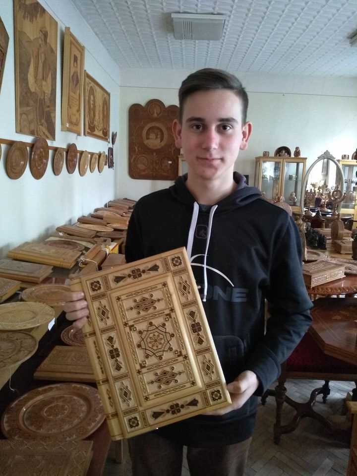 Дерево оживає в руках юних різб'ярів. Фото надане автором