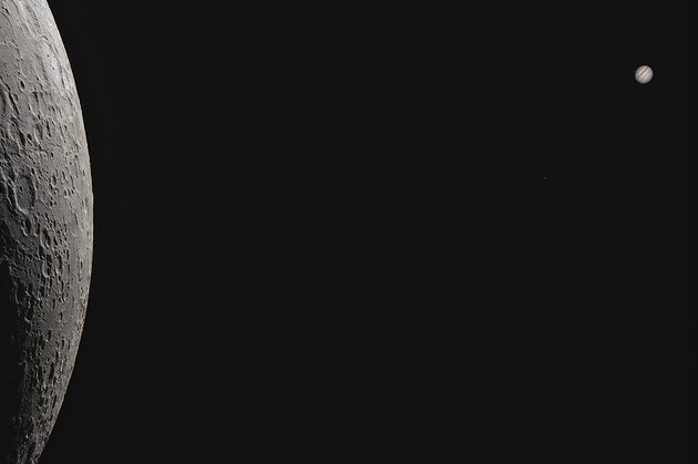 «На цій феноменальній фотографії прекрасно відображені величезні відстані у Всесвіті. Незважаючи на те, що Місяць і Юпітер з'являються пліч-о-пліч, вони знаходяться на відстані майже 700 мільйонів кілометрів один від одного», – Емілі Драбек-Маундер. Фото: Łukasz Sujka / rmg.co.uk
