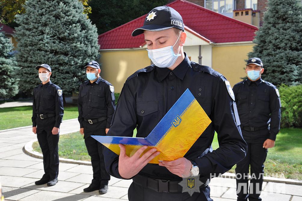 Присягу на вірність українському народові складають молоді правоохоронці. Фото з сайту ch.npu.gov.ua  