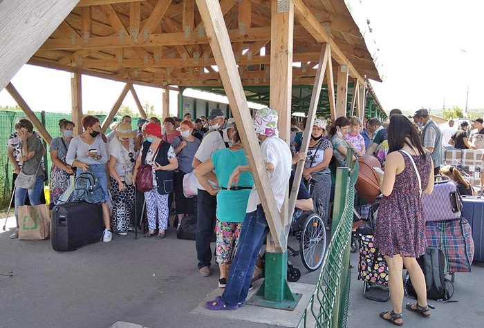 Щодня тисячі людей, більшість з яких старенькі, долають КПВВ у Станиці Луганській і змушені мати справу з цифровим додатком «Дій вдома». Фото надав КДЦ «Фармбіотест»