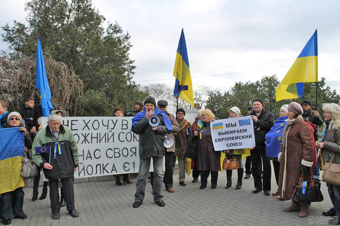 28 листопада 2013 року у центрі Севастополя, попри заборону Окружного адміністративного суду напередодні, відбувся мітинг на підтримку євроінтеграції України
