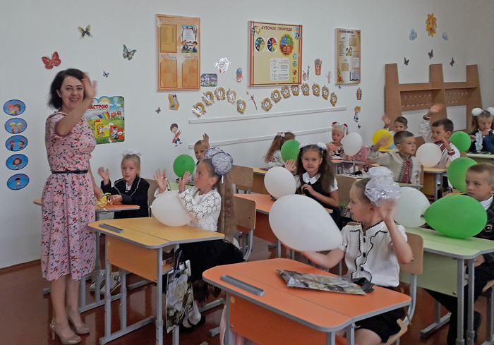Без масок у Тинному — тільки першачки та їхня вчителька. Фото з сайту tunneschool.e-schools.info