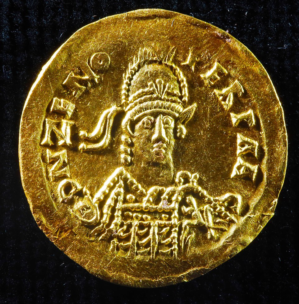 На цій золотій монеті, знайденій на місці поховання, зображено голову східно-римського імператора Зенона, який жив у 480 році.