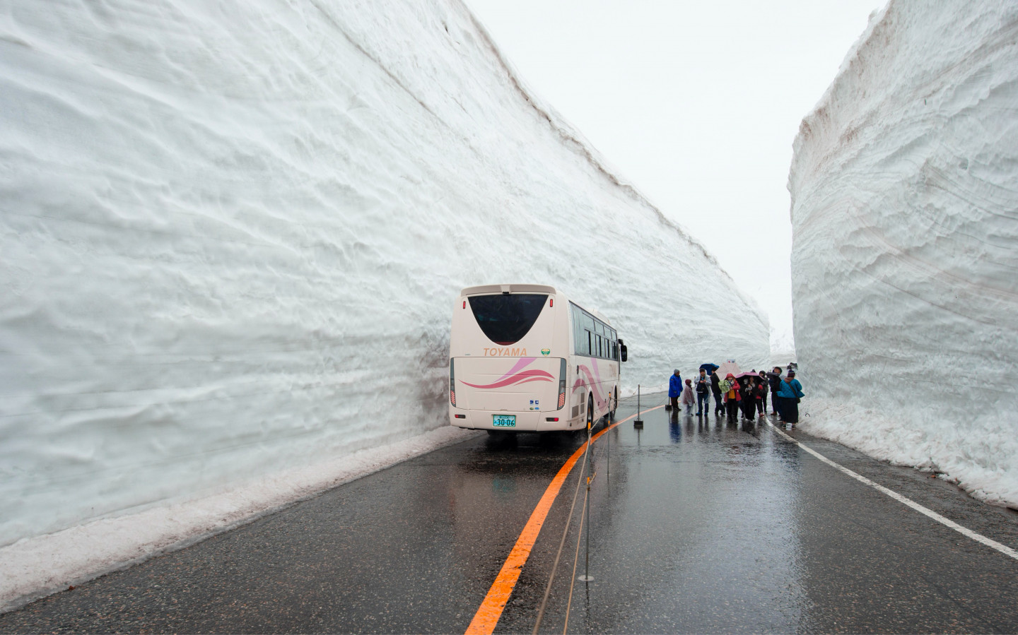 Сніговий коридор Муродо на висоті 2450 метрів над морем.
