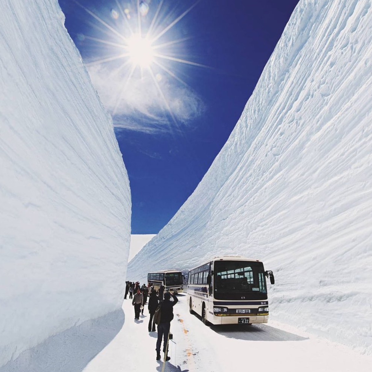 Висота снігових стін може сягати 20 і більше метрів. Фото з instagram.com