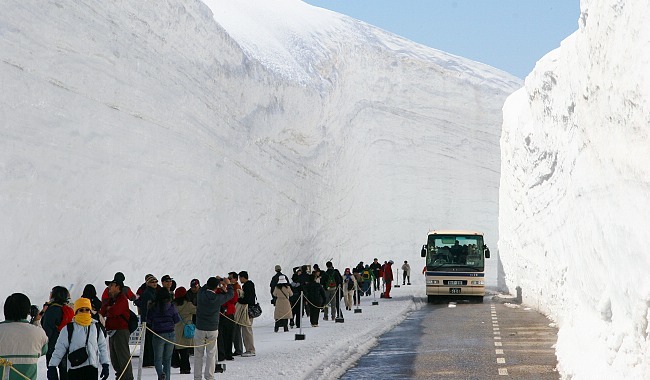 У Японських Альпах випадають найрясніші снігопади на планеті. Фото з instagram.com.   