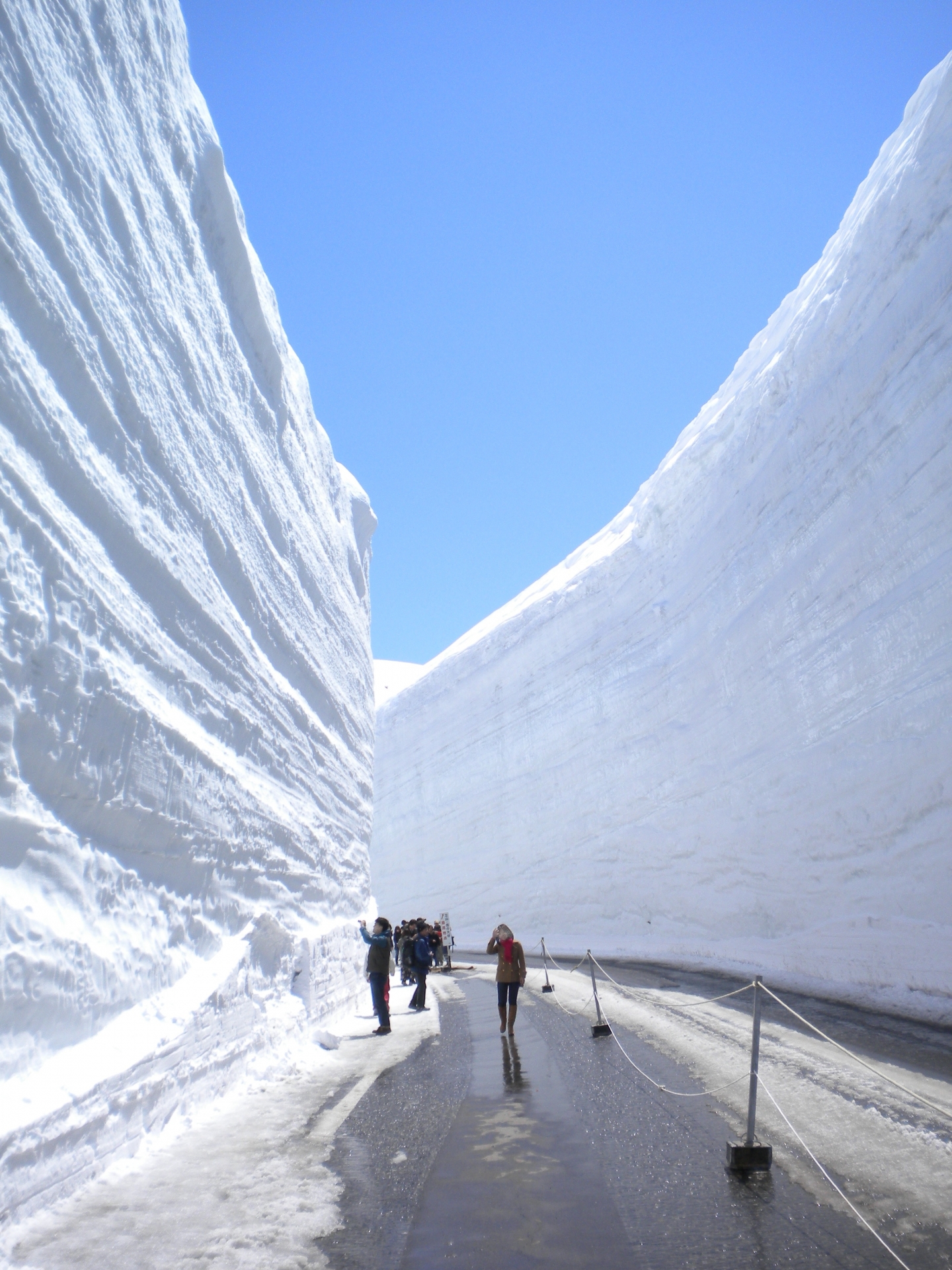 Снігові стіни Татеяма-Куробе. Фото з сайту www.japan-guide.com