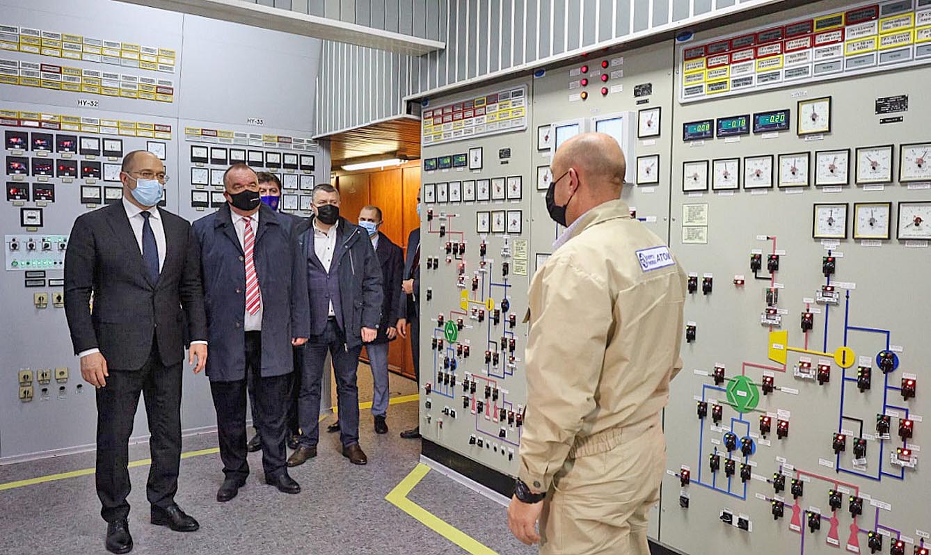 Прем’єр-міністр Денис Шмигаль залишився задоволеним роботою запорізьких атомників. Фото з Урядового порталу