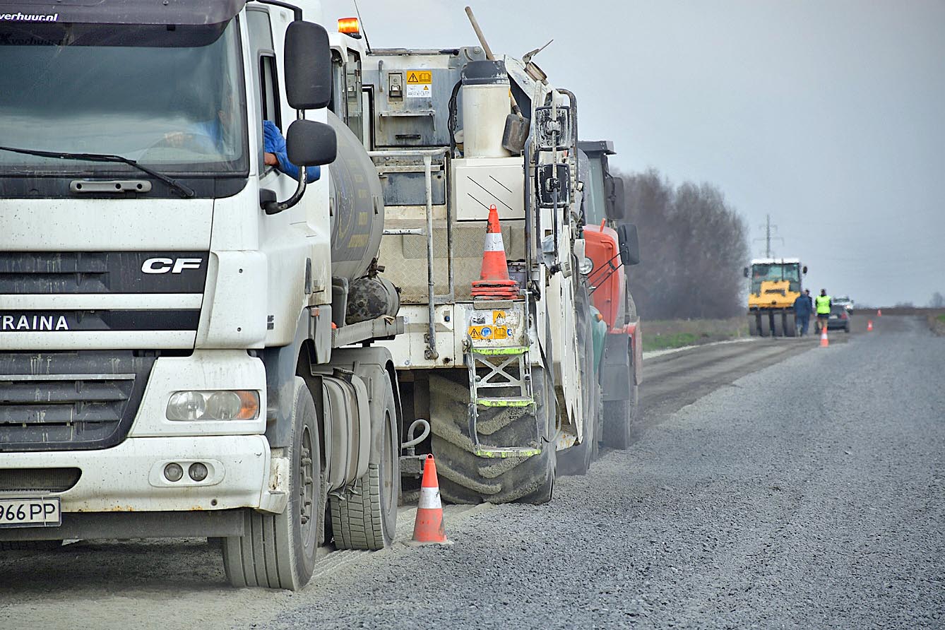 На Полтавщині за п’ять років мають відновити 600 кілометрів доріг, цього року ремонти охопили більшість шляхів в області. Фото з сайту adm-pl.gov.ua