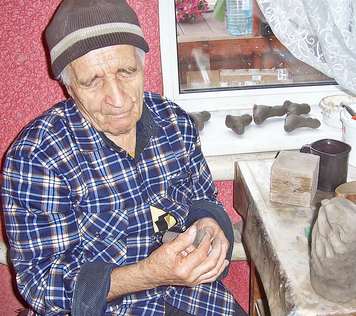 У 85 років Михайло Китриш ліпить по п’ять свистунців щодня. Фото автора