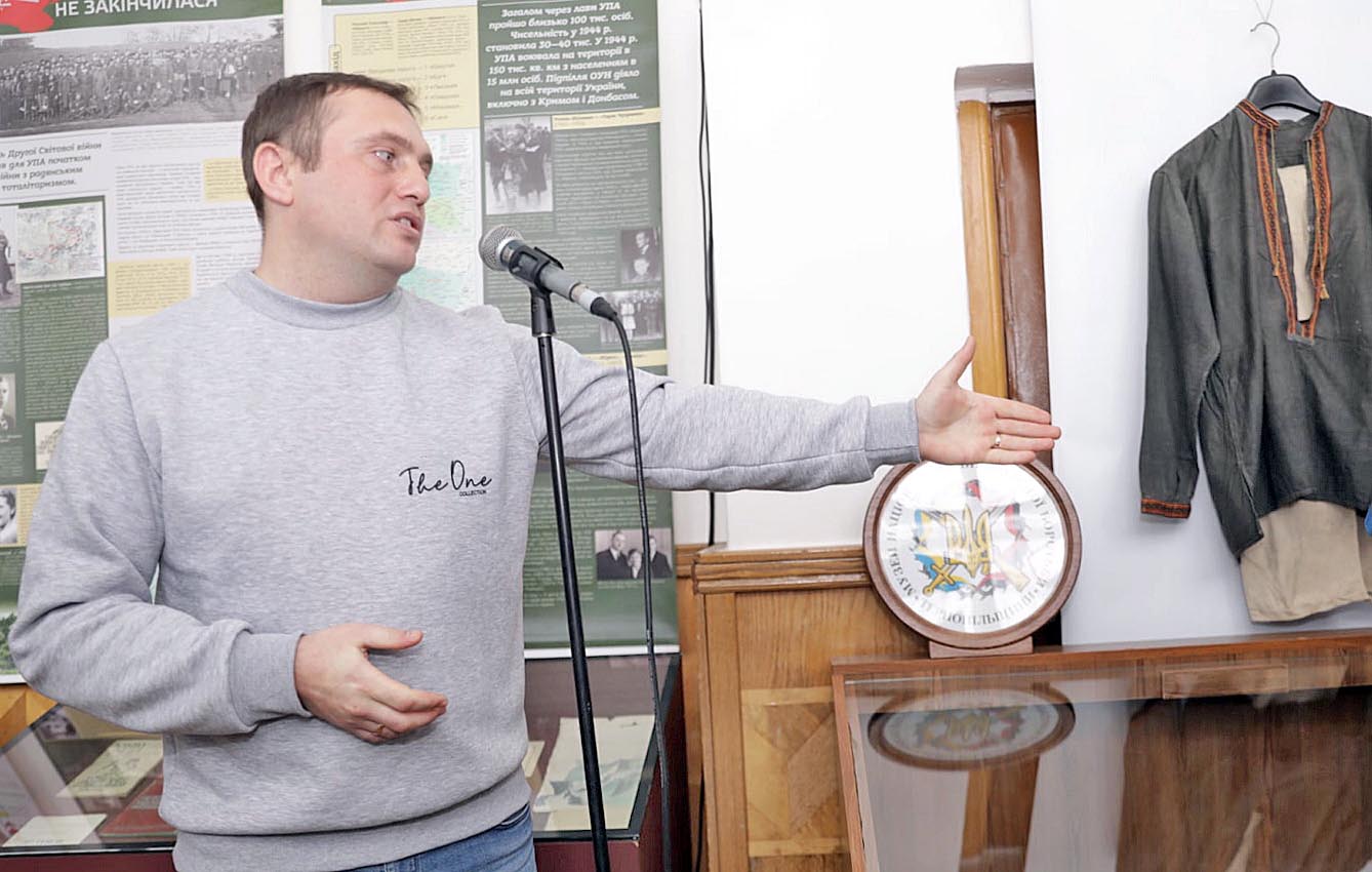 Заступник директора музею Сергій Волянюк представляє експозицію збройного підпілля