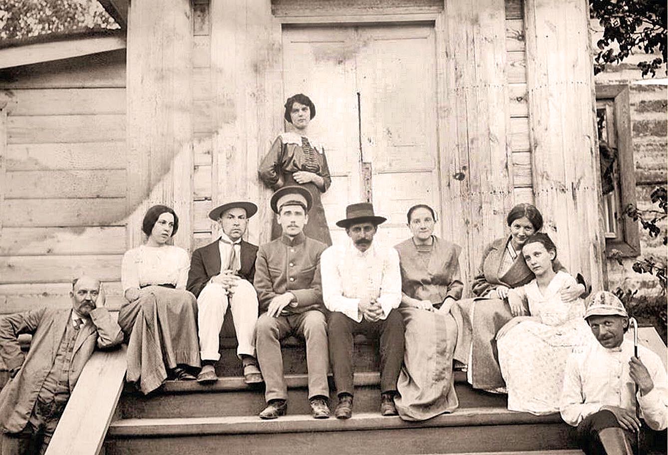 Георгій Нарбут (третій ліворуч) серед членів сім’ї на порозі рідного дому в Нарбутівці. Тільки їхній дім був дерев’яним з бляшаною покрівлею — єдине, що нагадувало про дворянське походження