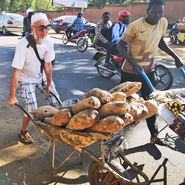 У столиці Нігеру місті Ніамей допоміг підвезти «бурячки» — плоди ямсу
