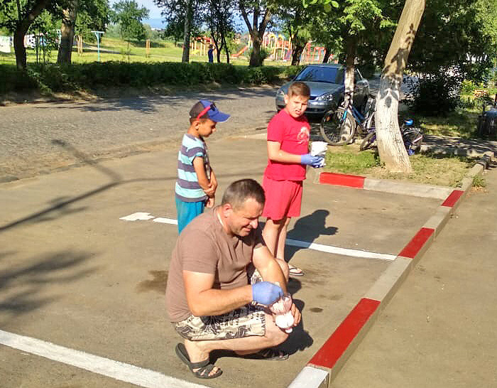 Паркувальні місця для транспорту облаштовує разом з дітьми член правління ОСББ Юрій Хохол