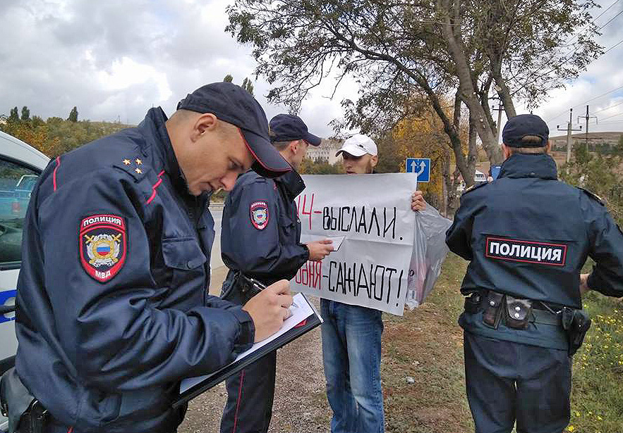 Окупаційна влада скаженіє від того, що корінне населення Криму досі не сприймає ворожу анексію півострова. Фото з сайту crimeahrg.org