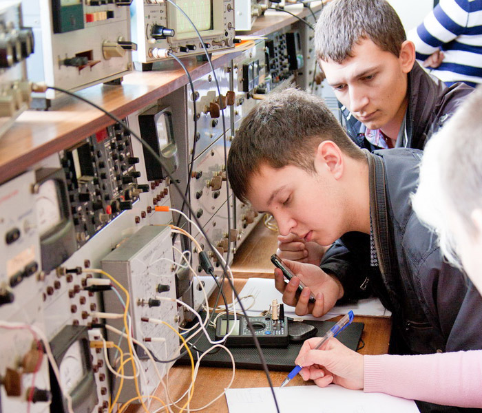 У Черкаському державному технологічному університеті студенти і аспіранти у процесі навчання мають усі можливості займатися наукою. Фото з сайту opu.ua