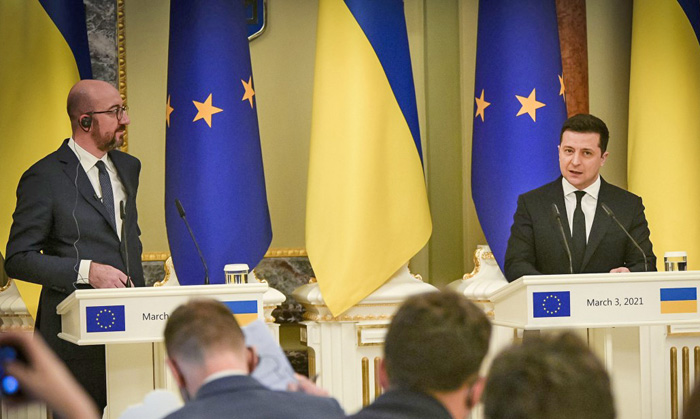 Шарль Мішель і Володимир Зеленський звірили годинники перед цьогорічним, 23-м Самітом Україна – ЄС. Фото з сайту president.gov.ua