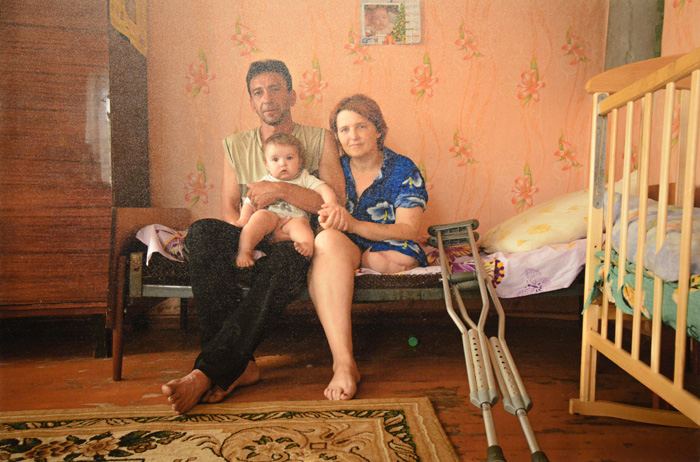 Тетяна втратила ногу під час артилерійського обстрілу, якраз після народження другої дитини. Згодом в лікарні дізналася, що в результаті того обстрілу загинула її старша донька та ще двоє осіб. Трьохізбенка (Луганська область), 2015 рік