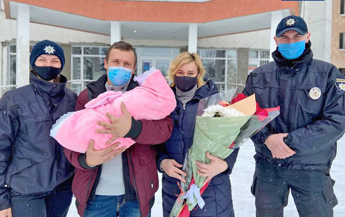 Інспектори патрульної поліції Наталія Криволап (ліворуч) і Максим Петриченко, які напередодні допомогли породіллі дістатися лікарні, привітали щасливих батьків із народженням донечки. Фото надав автор