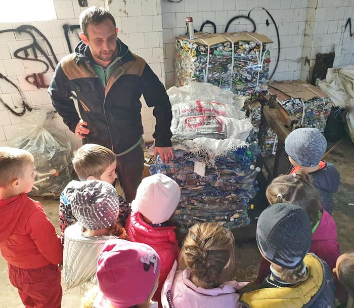 Ясінянський підприємець Бейло Франц пояснює дітям важливість сортування відходів. Фото з Фейсбук