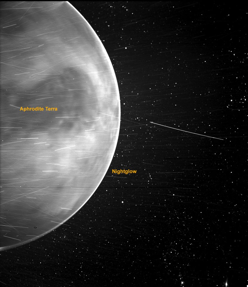 Фото Венери і смужка, що світиться в її атмосфері, зроблене приладом WISPR сонячного зонда NASA Parker в липні 2020 року. Темна ділянка в центрі зображення – Земля Афродіти, найбільший гірський регіон на поверхні Венери. Яскраві смуги викликані зарядженими частинками сонячного вітру, відбитими частинками космічного пилу і частинками матеріалу космічного корабля. Фото NASA