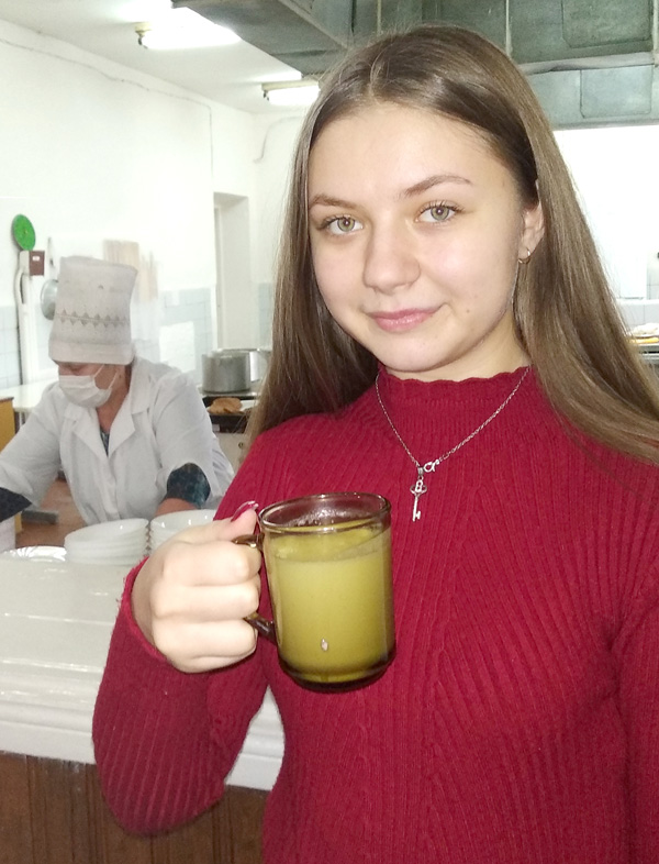 Учениця школи Вероніка та її друзі вживають корисне і смачне молоко