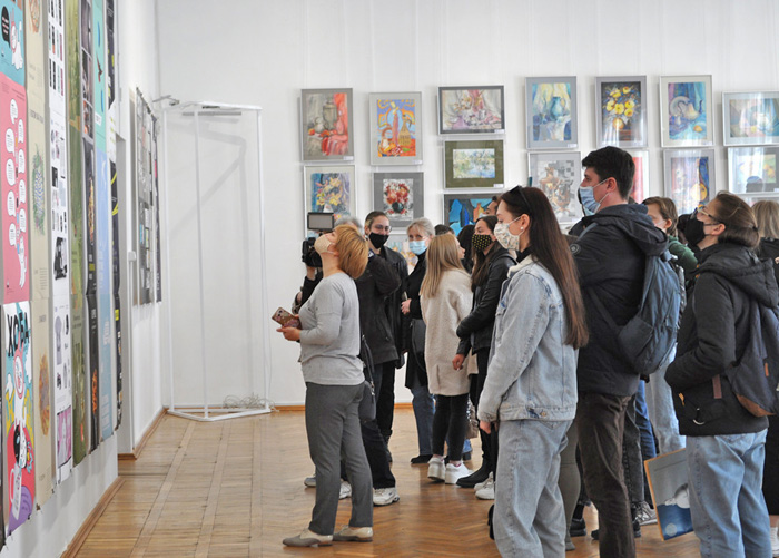 Експозиції виставкових залів Черкаського художнього музею, де розміщено нинішню виставку, популярні серед черкащан. Фото надала адміністрація коледжу
