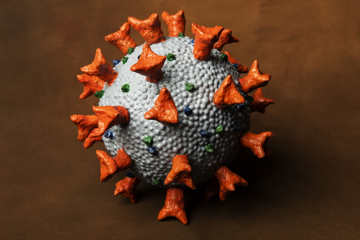 Модель коронавірусу: помаранчеві шипи позначають S-білок. (Фото: fyletto / Depositphotos) 