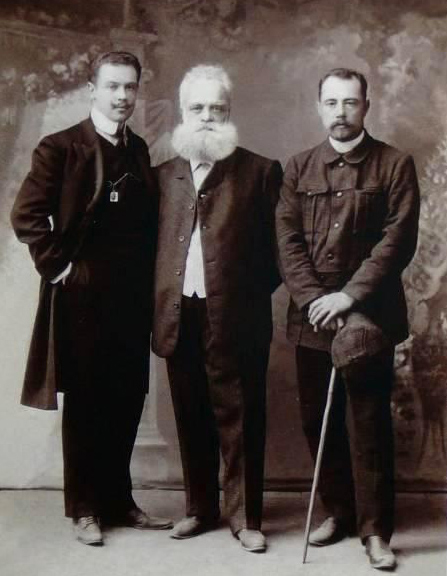 Борис Олександрович (праворуч) із родичами. Ліворуч брат по батькові Гліб. Посередині професор Петро Армашевський. Конотоп, 1907