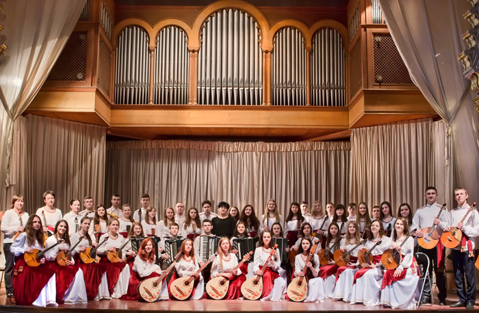 Оркестр народних інструментів, яким керує Світлана СТЕГНЕЙ, перед виступом у обласній філармонії