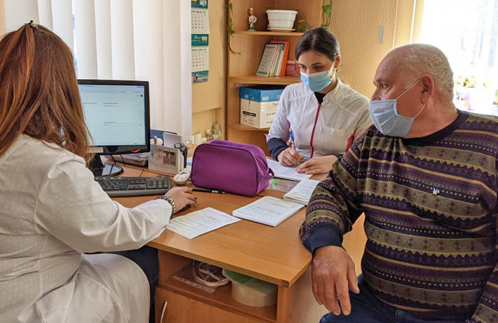 Спершу до сімейного лікаря, а потім — на вакцинацію. Фото з сайту kharkivoda.gov.ua