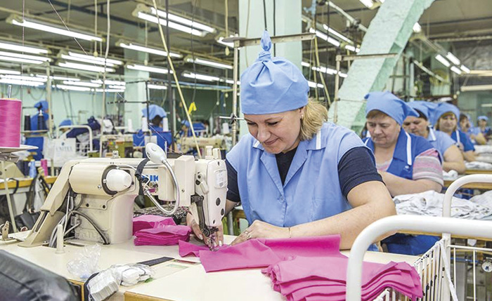 Жінкам не лише допомагатимуть опанувати швейну техніку, а й працевлаштовуватимуть їх на підприємствах. Фото з сайту croco.work