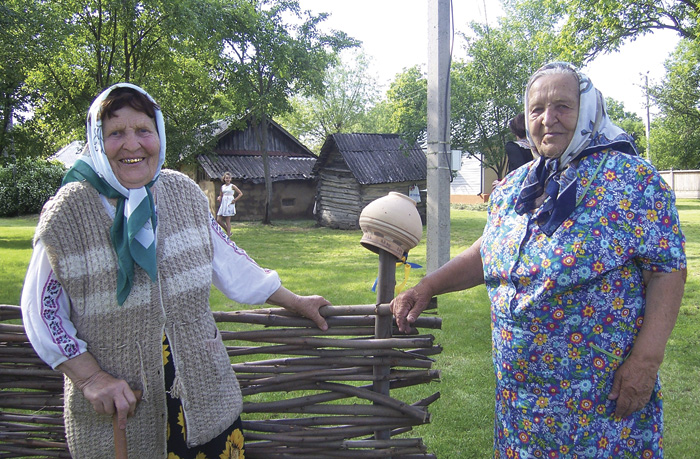 81-річна Лідія Рева (ліворуч) й 87-річна Любов Чабан обов’язково розкажуть про подію всім односельцям