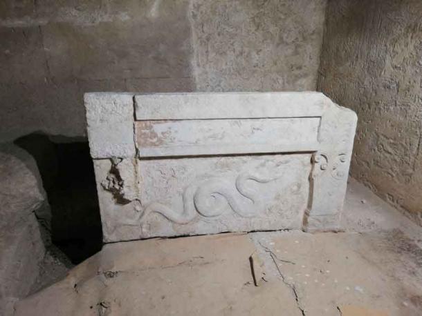 Ключовим свідченням того, що це було елітарне жіноче поховання, був той факт, що мармурова посудина-костниця була орієнтована головою на схід. Так «ховали» царських грецьких жінок. 