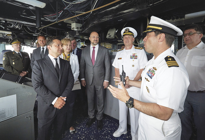 Президент і Прем’єр-міністр побували на борту есмінця «Росс» ВМС США, який бере участь у міжнародних військово-морських навчаннях «Сі Бриз-2021»