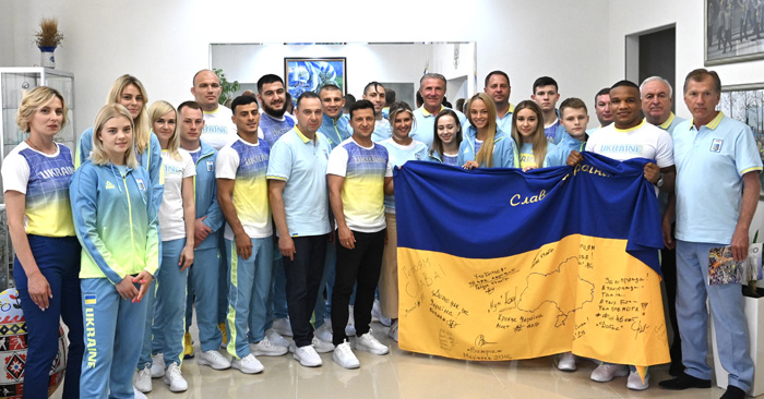 Цей прапор з підписами українських бійців надихатиме наших олімпійців на спортивні звитяги. Фото з сайту president.gov.ua