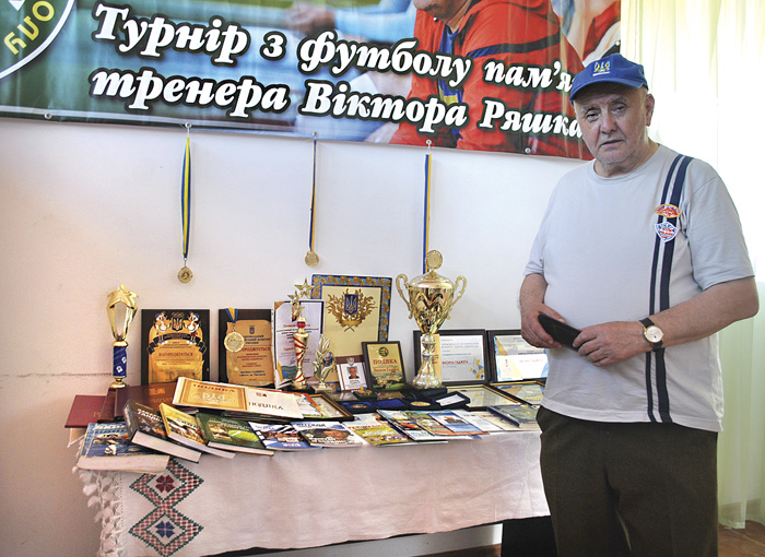 Організатор виставки спортивний журналіст Василь Гаджега отримав десятки відзнак за пропаганду спорту й фізичної культури. Фото автора