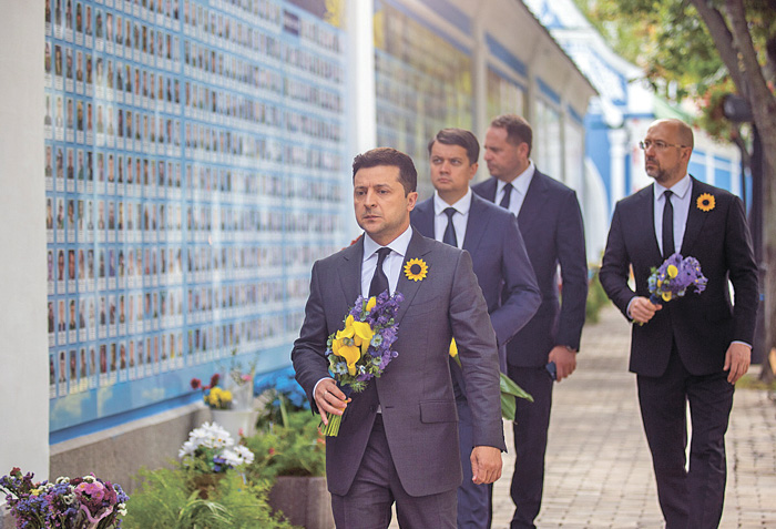 Перші особи держави поклали квіти до Стіни пам’яті полеглих за нашу Батьківщину. Фото з сайту president.gov.ua