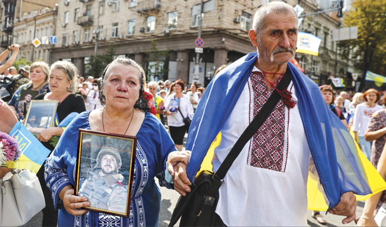 Батьки загиблого під донецьким аеропортом «кіборга» Дениса Поповича щороку приходять на Марш захисників. Фото з сайту radiosvoboda.org