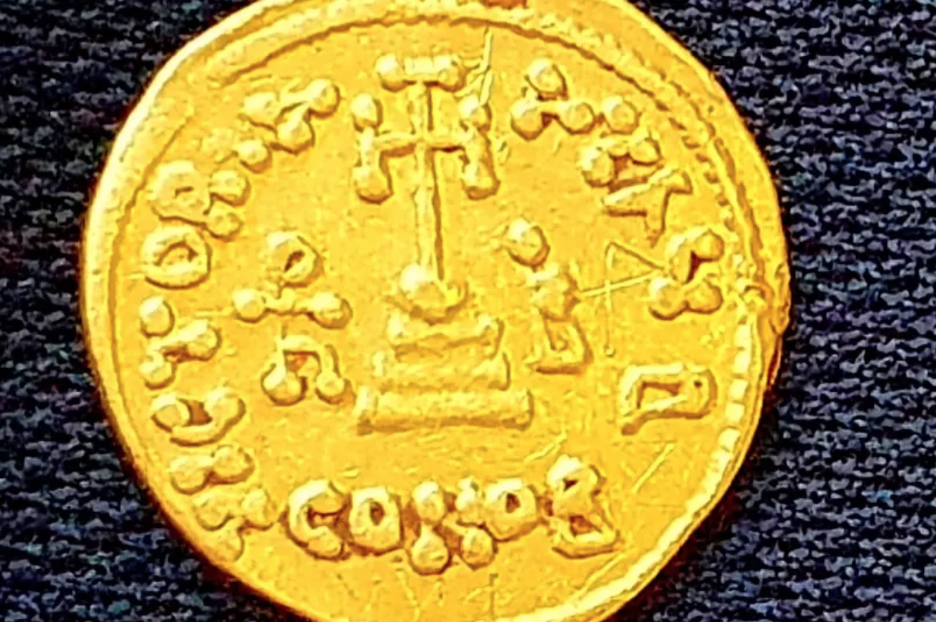 На одній стороні монети можна побачити імператора і двох його синів, а на другій — хрест на Голгофі, де, відповідно до християнської традиції, був розп’ятий Ісус Христос.